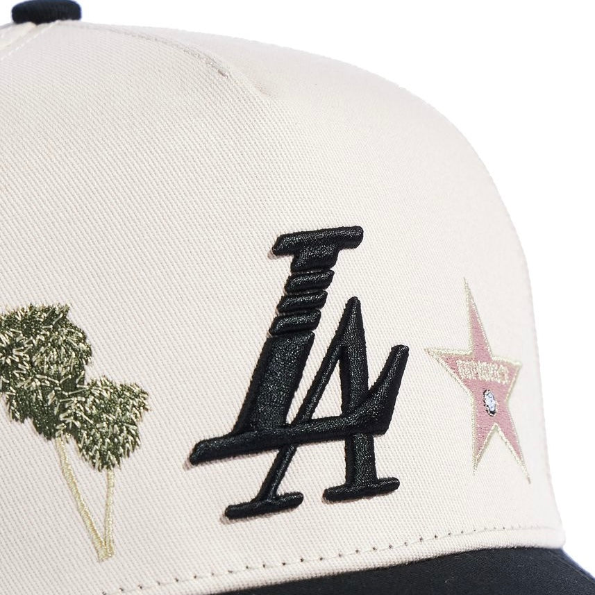 Reference cali snapback in cream and black