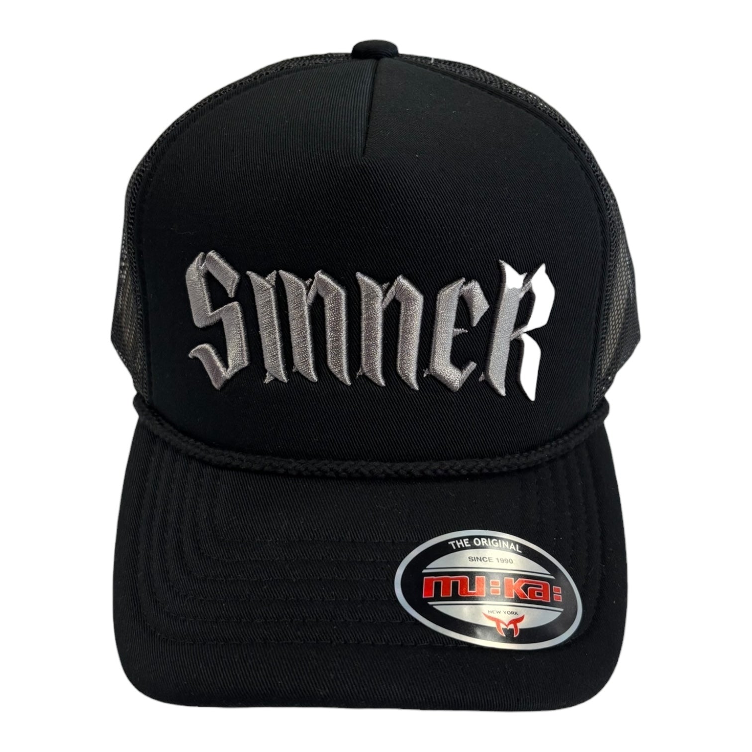 Black cap with 'Smerk' text and MUKA logo on a white background