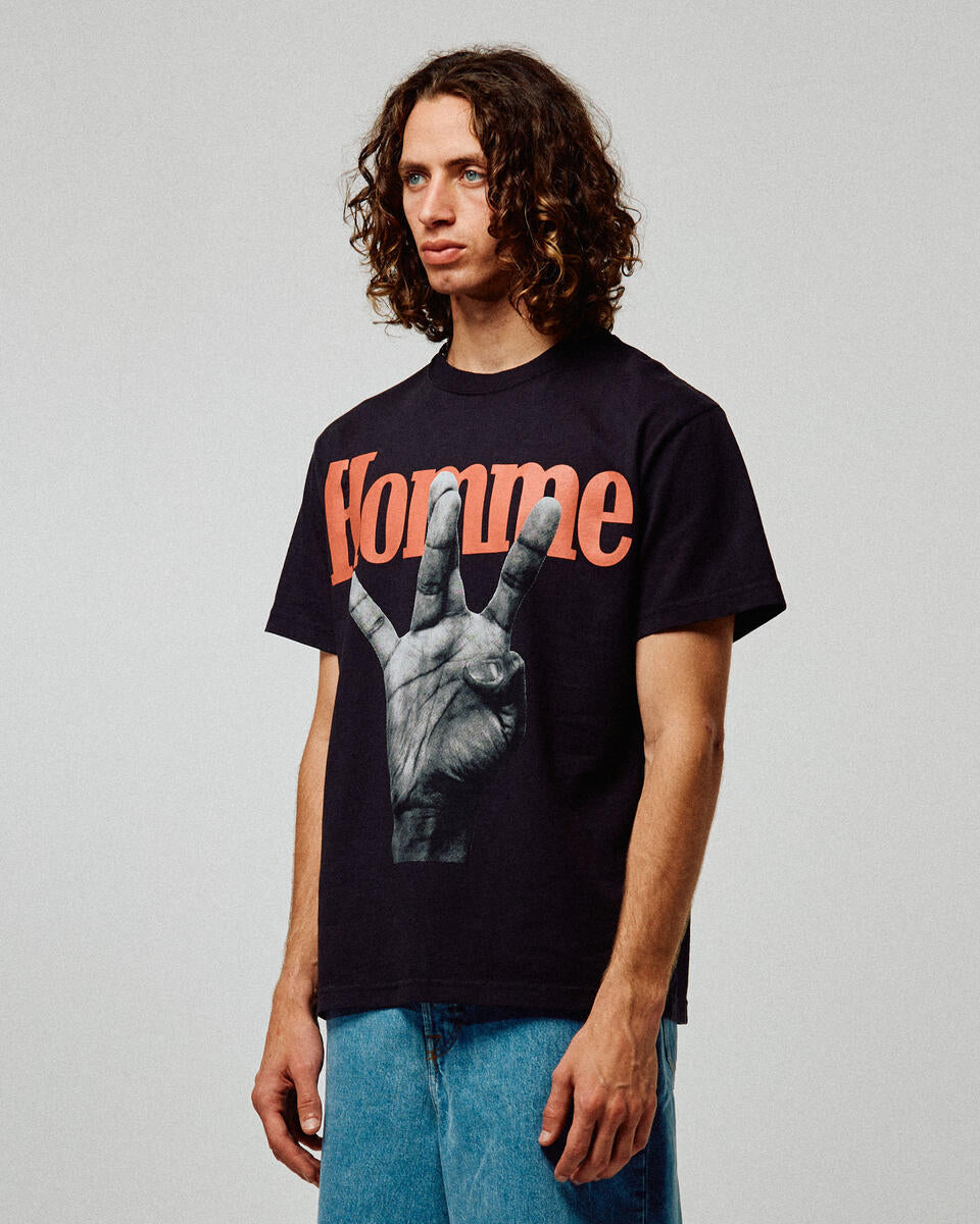 Homme femme twisted fingers tee in black white red