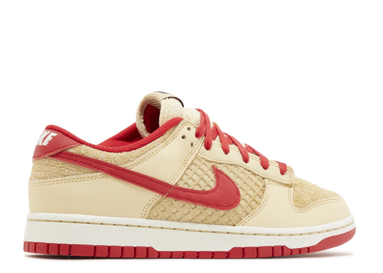 nike dunk low se strawberry waffle mens 