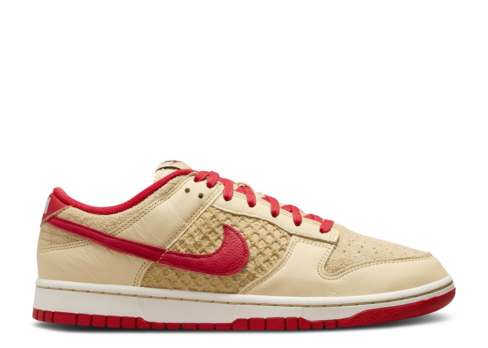 nike dunk low se strawberry waffle mens 